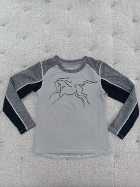 EUC KERRITS KIDS GREY ABD BLACK SIZE SMALL HORSE BASE BAYER TOP LONG SLEEVE TEE